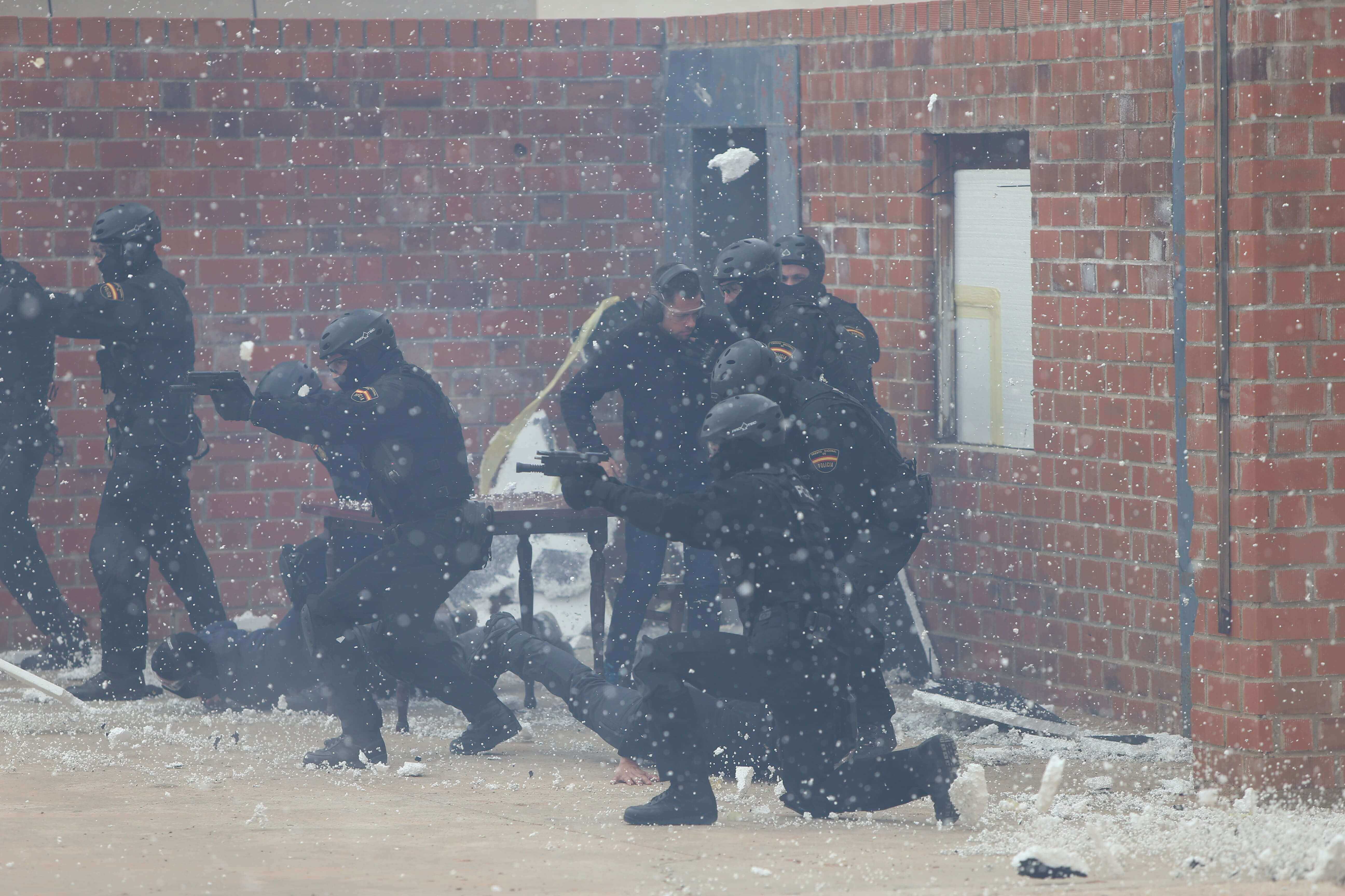 Unidad GEO de la Polícia Nacional en una práctica. Policía de rodillas apuntando con el arma